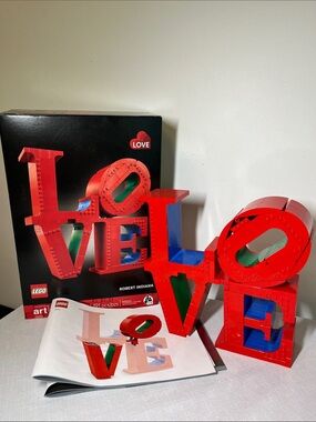 LEGO Art 31214 LOVE building set, brick-built Robert Indiana's iconic sculpture